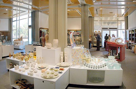 החנות של מוזיאון ארץ ישראל בתל אביב. יודאיקה בעיצוב עכשווי, צילום: ליאוניד פדרול