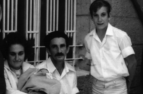 1969. יהודית ואלימלך רוזנטל עם יפתח בן ה־13 וגל התינוק, בבית הסבים במגדיאל