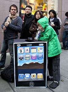 ממתינים בתור לאייפד