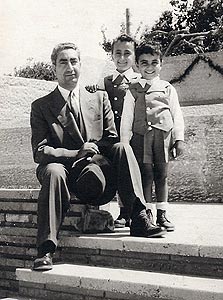 1955. מאיר ימיני עם צבי בן ה-4 ויורם בן ה-7