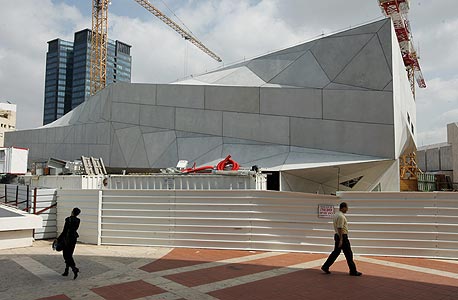 המצולעים באגף החדש של מוזיאון תל אביב. מיוצרים במקום 