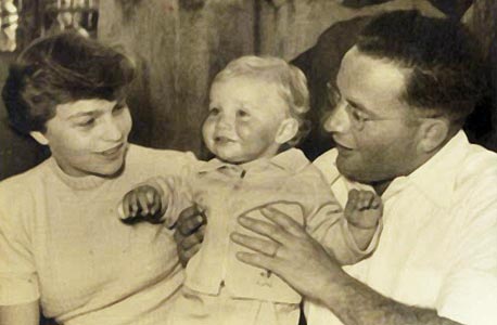 1954. נתנאל ואריקה לורך עם אמנון בן השנה, בביקור אצל הסבים בירושלים