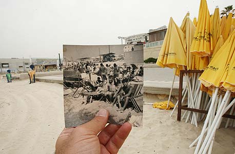 1968, חוף שרתון, תל אביב. כל החבר'ה בים, צילום: עמית שעל