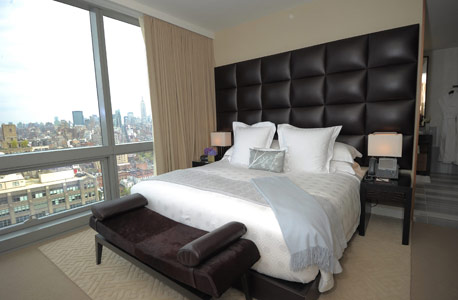 חדר במלון. הרבה כניסות צדדיות לטובת המפורסמים והעשירים