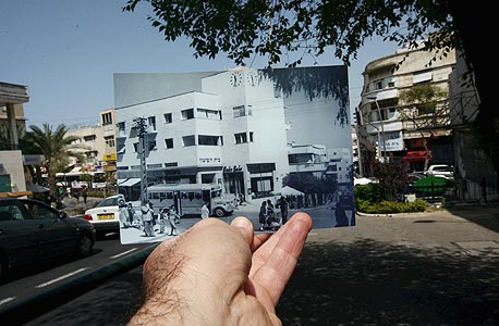 1940, בית השעון, חיפה. הצומת עדיין הומה, צילום: עמית שעל