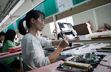 מפעל אלקטרוניקה בסין. עבודה עד מוות?
