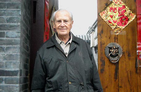 שפירא. בשנים האחרונות כתב ספר על הקהילה העתיקה של יהודי סין