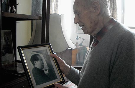 שפירא עם תמונת מאו. "מה שנקרא כאן פעם 'מחשבת מאו'  נמחק לגמרי, ואין משהו אחר שיבוא במקומה"