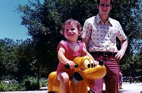 1976. צבי סטפק עם אבנר בן השנתיים, בפארק הירקון, תל אביב