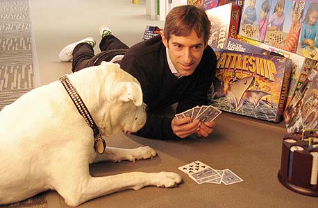 המוזה: מארק פינקוס משחק פוקר טקסס הולד'ם עם כלבתו זינגה, שעל שמה נקראת החברה