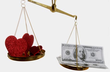 הכנסת נורמות שוק, כולל הסכמי ממון, לתוך מערכת יחסים מעלה את הסיכוי להפוך את האהבה לעסקה ובכך להרוס את החוויה כולה