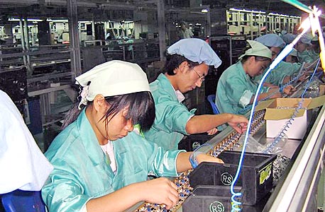 פועלים בפס הייצור של KYE. מגוון דרכים לניצול ודיכוי, צילום: national labor committee