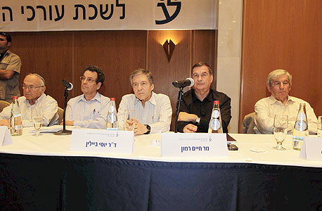 מימין: דוד ליבאי, חיים רמון, יוסי ביילין, דניאל פרידמן ויעקב נאמן . על הבמה המרכזית