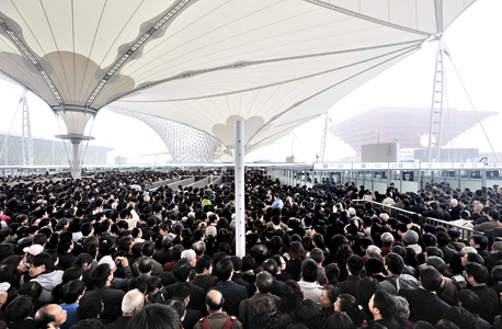 מחכים לפתיחת אקספו 2010 בשנגחאי. כ-70 מיליון איש צפויים לבקר בתערוכה