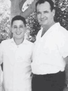 1966. אבנר בן ש"ך עם אהוד, חתן בר המצווה, במסיבה בחצר בית המשפחה ברמת חן