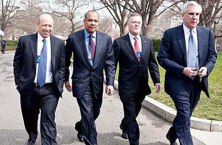 משמאל: בלנקפיין בדרך לפגישה עם הנשיא אובמה לפני כשנה כשלצדו מנכ"ל אמריקן אקספרס קנת צ