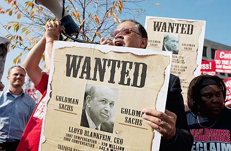 מפגינים בוושינגטון השבוע, במהלך הפוגה בדיוני ועדת הסנאט לחקירת החשדות נגד גולדמן זאקס. בלנקפיין שומר על שלווה מדאיגה