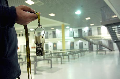 בית הכלא "אלה". בישראל כלואים כ־25 אלף אסירים וחסרים כ־2,000 מקומות כליאה