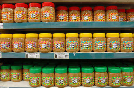 חמאת בוטנים של Yum Yum במדף בסופרמרקט בג'והנסבורג, דרום אפריקה