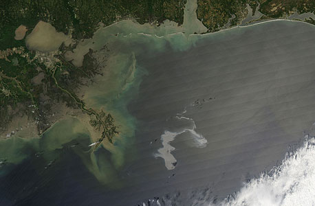 תמונת לוויין של כתם הנפט במפרץ מקסיקו. חשבונות בטוויטר ובפייסבוק לא ינקו אותו, ולא את התדמית של BP