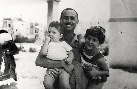 1965. בני גאון עם משה בן השנתיים ומיכל בת השמונה, מתחת לבית המשפחה בפתח תקווה
