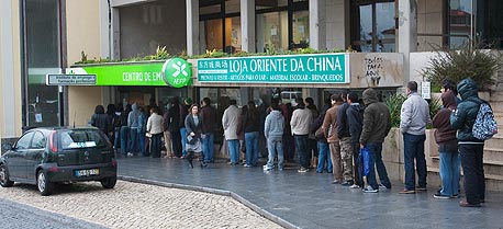 תור של מובטלים בליסבון, פורטוגל, צילום: בלומברג