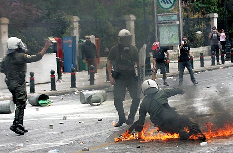 יוון בוערת: מספר מפגינים נהרגו, בנק הועלה באש