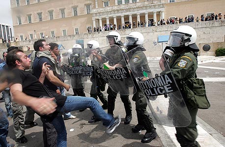 עימות בין שוטרים למפגינים באתונה , צילום: אי פי אי