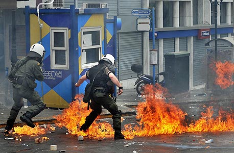 מהומות באתונה, בשבוע שעבר. "ברגע שהצטרפת לגוש היורו, אין דרך חזרה", צילום: איי אף פי