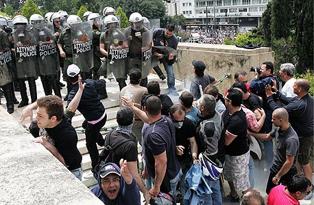מפגינים באתונה , צילום: אי פי אי
