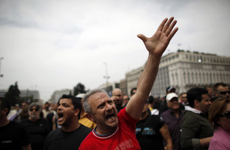 הפגנה באתונה, לפני כשבוע. משבר האמון בגוש היורו הוא חדשות רעות לפליטים