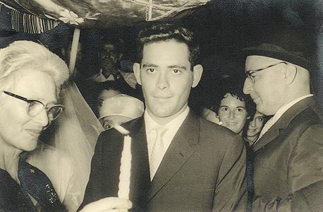 1961. פנחס ספיר עם עמוס בן ה-24, בחתונה של עמוס, על גג בית לסין בתל אביב