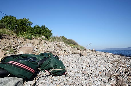 שרידי סירת גומי שהתפוצצה בחוף בלסבוס, צילום: אסף אוני