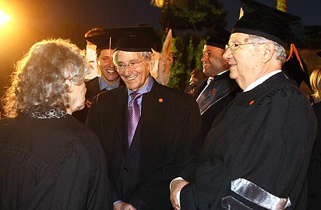 מימין: השופט אהרון ברק, אלי הורביץ ופרופ' עדה יונת, חתנית פרס נובל