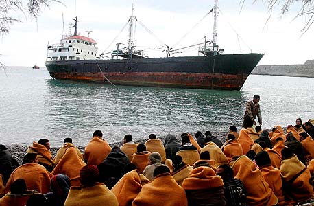 פליטים שנעצרו בים על חוף כרתים. אלף בני אדם עוברים מדי שנה דרך איי יוון לאיחוד האירופי, צילום: אי פי אי
