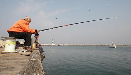 דייג על גדות נחל הקישון, צילום: אלעד גרשגורן