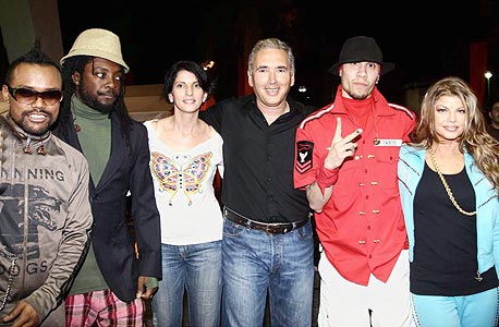 דוד אבנר ואיריס בק (במרכז) עם להקת הבלק אייד פייז. "סגנון הלבוש שלי הפך פחות פורמלי"