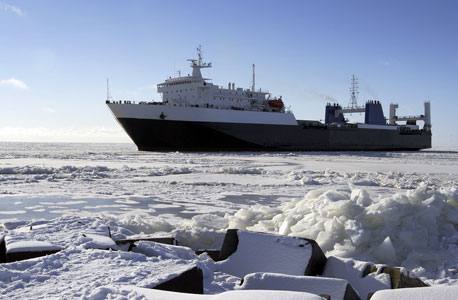 אוניה בים הארקטי. הקוטב מכיל 13% מהנפט שטרם התגלה בעולם