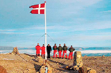 משלחת דנית באי הנס. גם הקנדים רוצים את האי הלא מיושב, צילום: אי פי אי