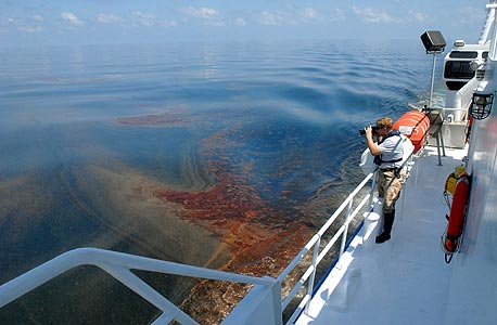 הצלחה חלקית ראשונה ל-BP בנסיונות להשתלט על דליפת הנפט במפרץ מכסיקו