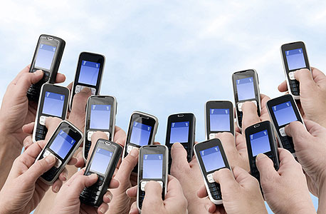 עדיין נמכרים טלפונים ניידים רבים שאינם סמארטפונים, צילום: shuterstock