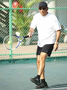 שמואל פרנקל משחק טניס, צילום: עמית שעל