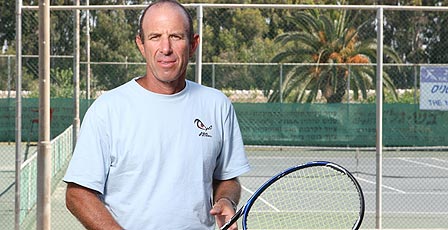 שלמה גליקשטיין, שחקן עבר ומאמן, משחק במרכז הטניס בהדר יוסף, צילום: אוראל כהן
