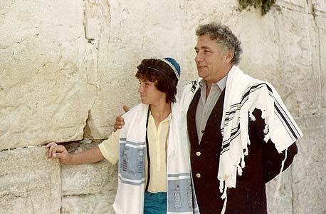 1982. מרדכי ויזל עם יפתח, חתן בר המצווה, בכותל