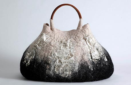 תיק בעיצוב לייטסדורף. התיקים נמכרים בסטודיו שלה או בתערוכות בחו"ל