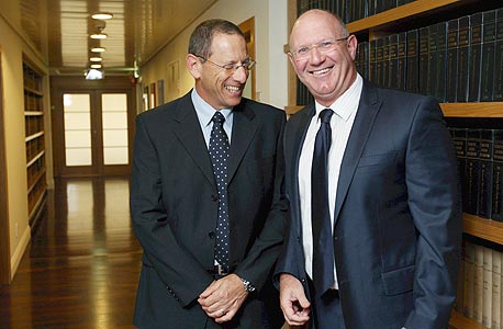 מימין: יצחק נרקיס ורפאל מלמן. "אסור לנו לגבות דמי תיווך" מימין: יצחק נרקיס ורפאל מלמן. "אסור לנו לגבות דמי תיווך"