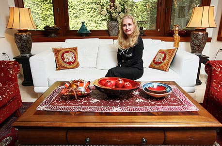  עדנה מור בסלון ביתה, צילום: עמית שעל