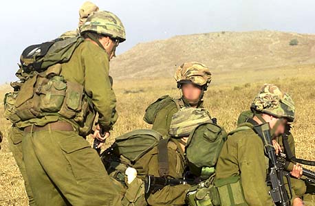 החיילים מוקפים בתחמושת ומתמודדים עם יחס עוין, צילום: אפי שריר