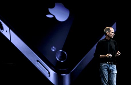 מנכ"ל אפל סטיב ג'ובס עם האייפון החדש. הפעם לא היו הפתעות