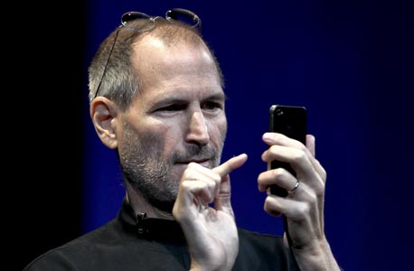 סטיב ג'ובס בוחן את האייפון 4. המהפכה שכמעט לא היתה